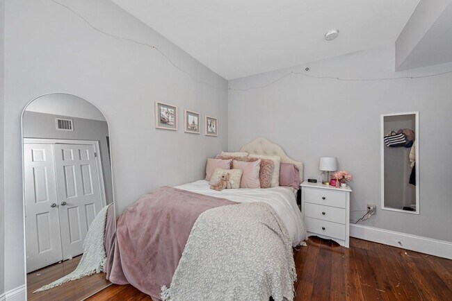 Foto del edificio - 4 BED 2 BATH MISSION HILL