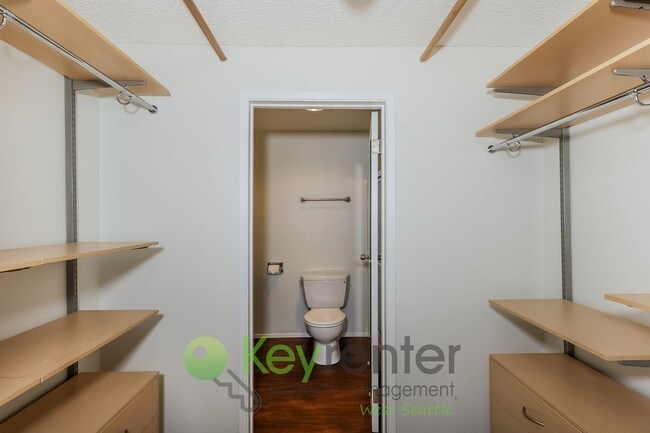 Foto del edificio - Stylish 2-Bed Condo with Pool & Clubhouse Access