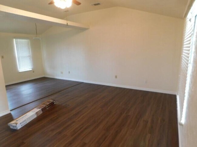 Foto del edificio - 3032 Carroll Dr