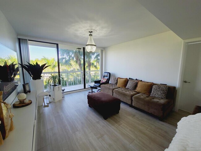 Building Photo - 6133 Balboa Cir