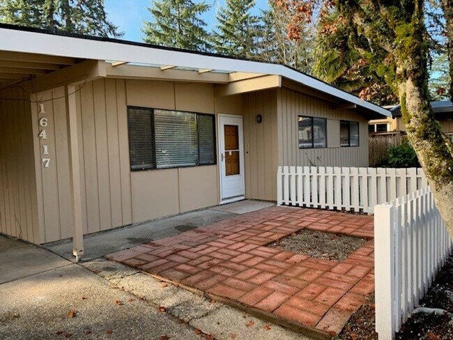 Building Photo - Newly Updated Bellevue/Interlake Rambler Home!