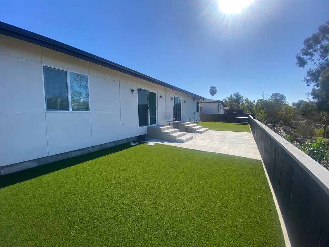 53205320 W Falls View Dr, San Diego, CA 92115 Townhome Rentals in