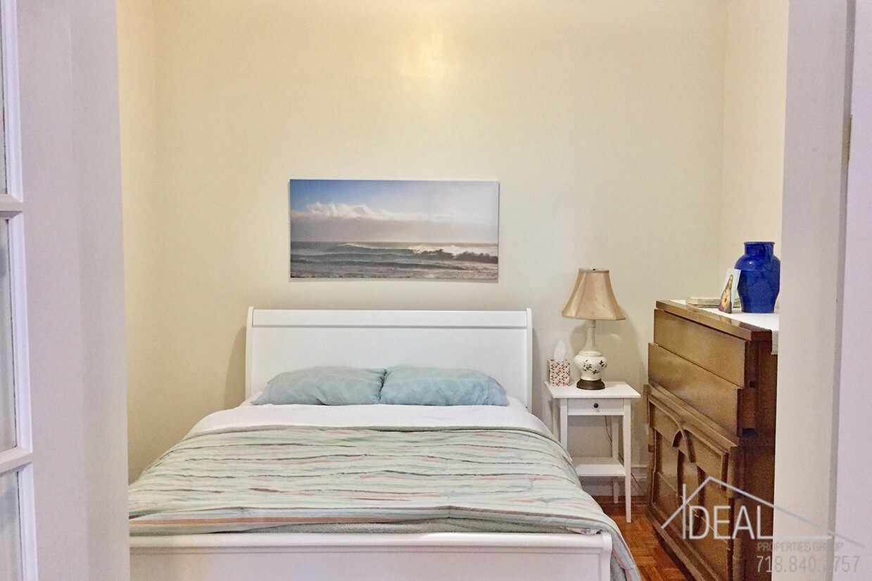 Building Photo - 221 E 3rd St