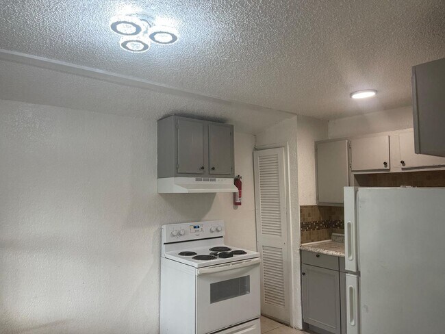 Foto del edificio - 4570 Transport Rd