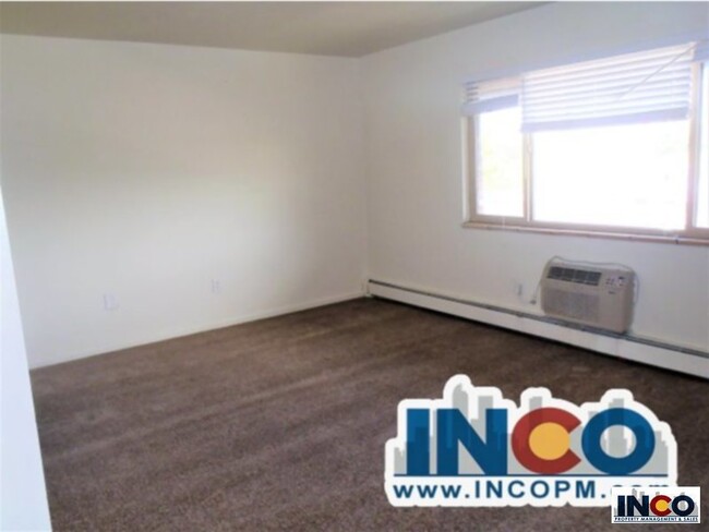 Building Photo - Charming 2 bedroom 1 bath apartment! On th...