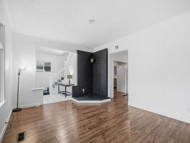 Foto del edificio - Stunning Updated Home in North Spokane | Bright Interiors, Modern Kitchen & Private Patio
