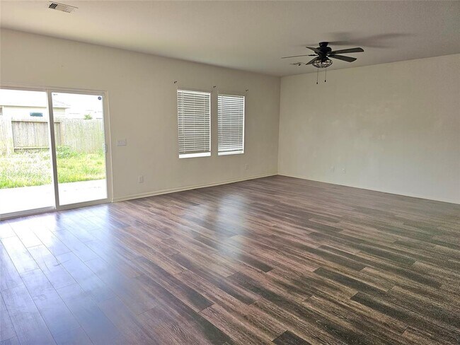 Foto del edificio - 2056 Spindletree Ln