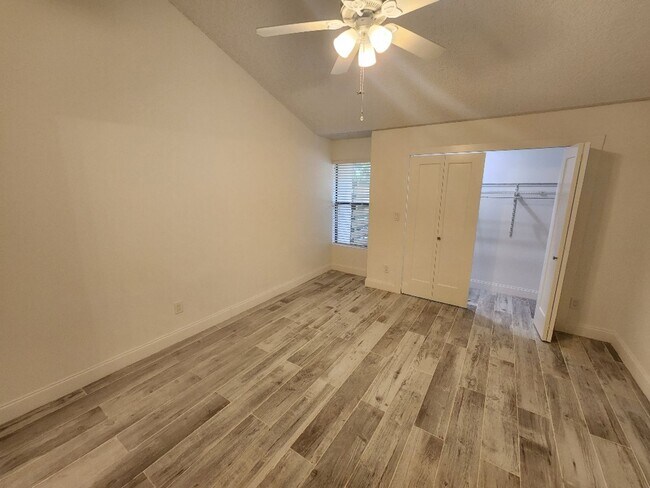 Foto del edificio - TOWNHOME IN QUIET NEIGHBORHOOD