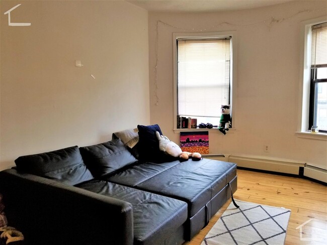 Building Photo - Sunny, top floor unit near Northeastern fo...