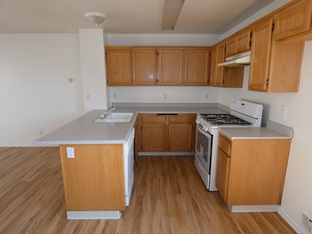 Building Photo - Fresh and Clean Upstairs Condo