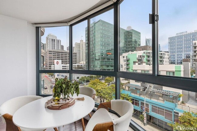 Foto del edificio - Light filled, modern, 2BD view condo avail...