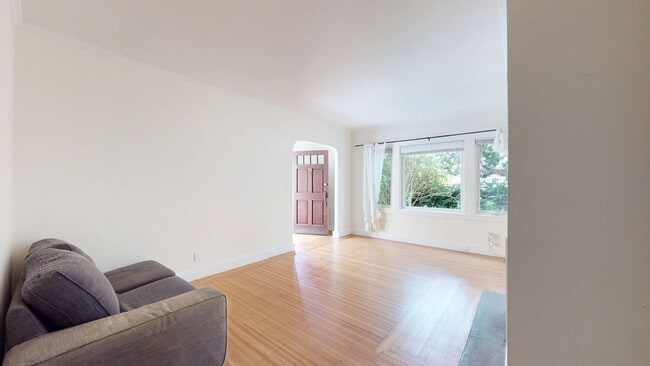Building Photo - Charming 2 Bedroom Berkeley Unit Available!