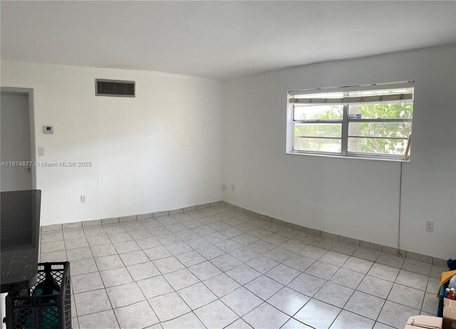 Foto del edificio - 465 S Royal Poinciana Blvd