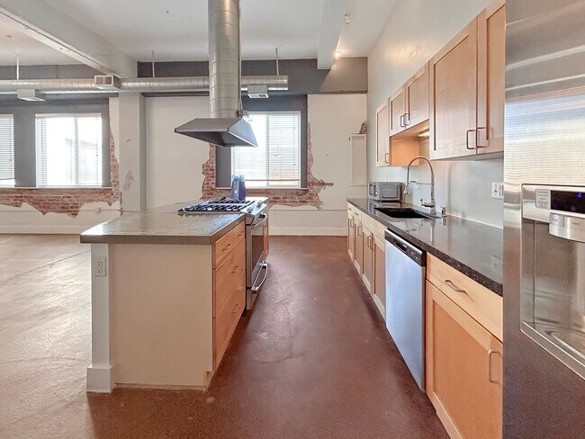 Foto del edificio - $0 DEPOSIT OPTION! HISTORIC LOFT WITH MODE...