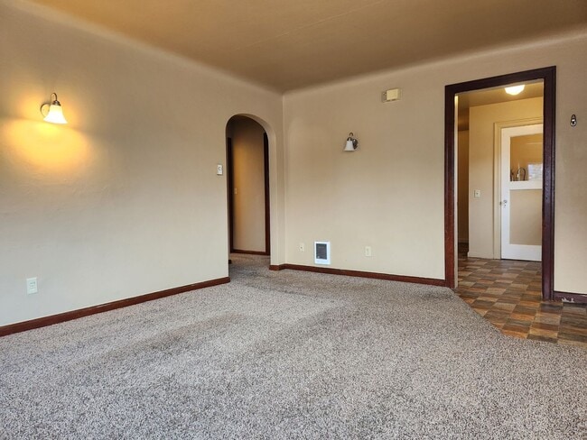 Building Photo - Cozy 2 Bedroom Duplex With Detached Garage