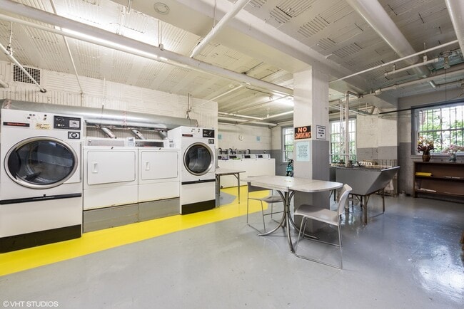 Foto del edificio - 1585 Ridge Ave