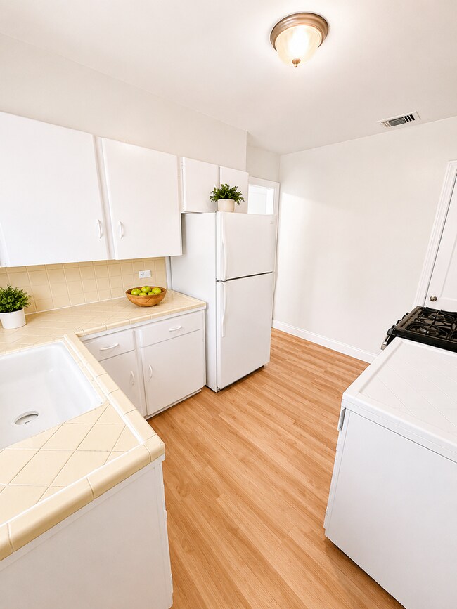 Foto del edificio - Bright and Spacious 1-Bedroom Near St. Mary’s and Woodlawn Lake