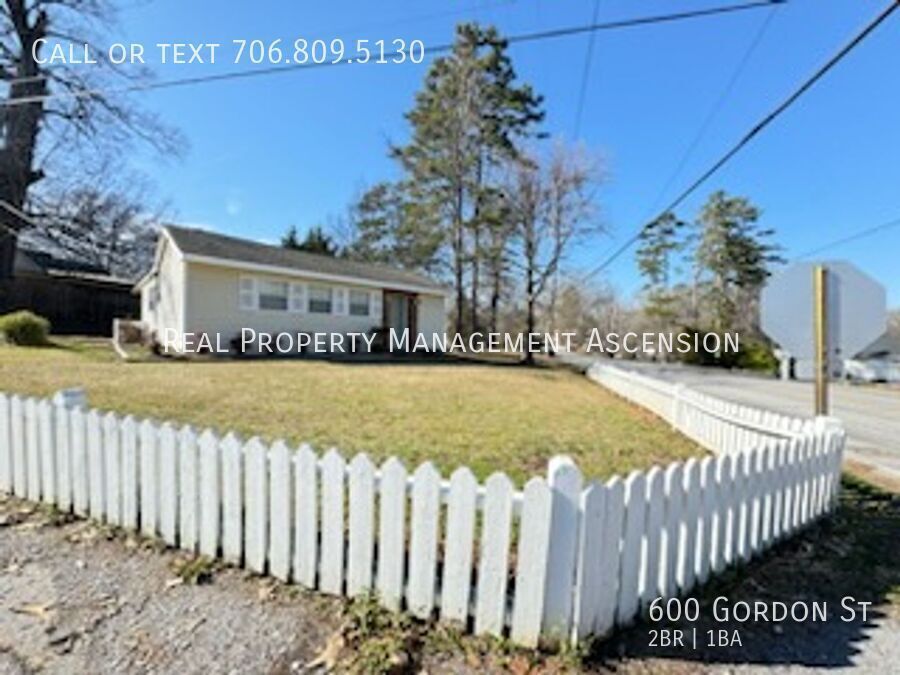 Foto principal - White Picket Fence Home in Chickamauga!