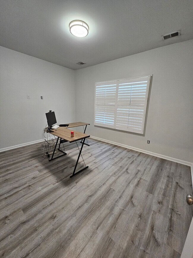 Building Photo - Gorgeous Goose Creek Home!