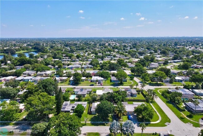 Building Photo - 7902 NW 73rd Ave