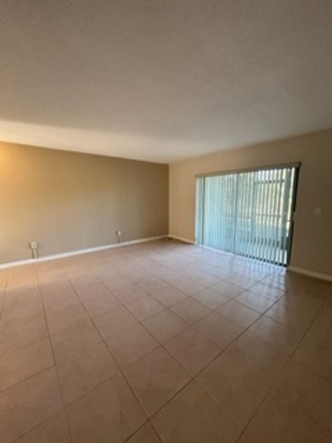 Building Photo - Beautiful Ground Floor 1 Bedroom Condo in ...