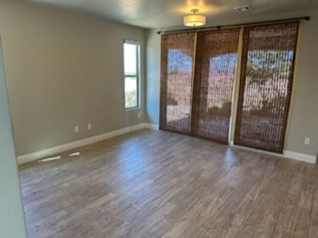 Foto del edificio - 4 Bedroom Condo With a Community Pool and ...