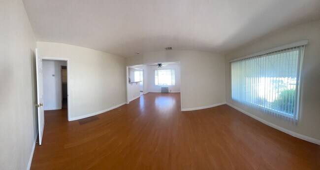 Building Photo - MUST SEE!!! BEAUTIFUL HOUSE CLOSE TO THE L...