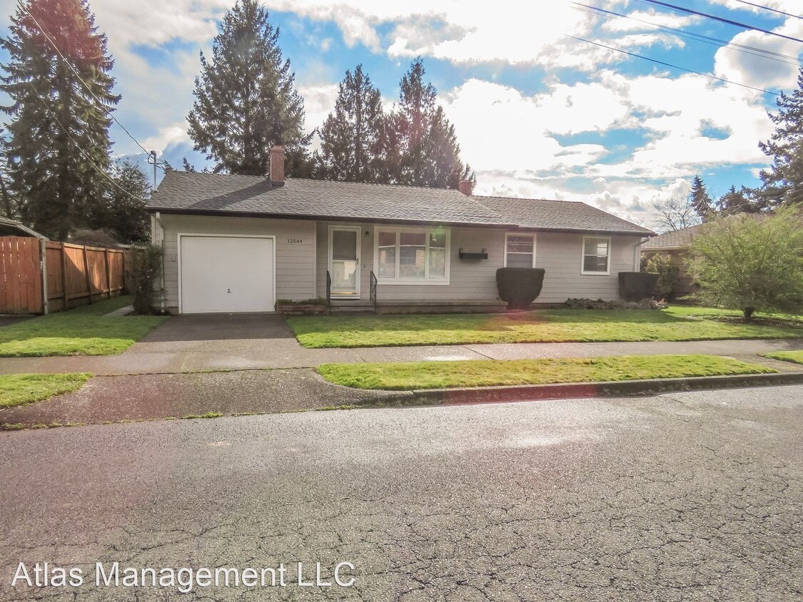 5 br, 2 bath House 12544 SE Salmon St House for Rent in Portland