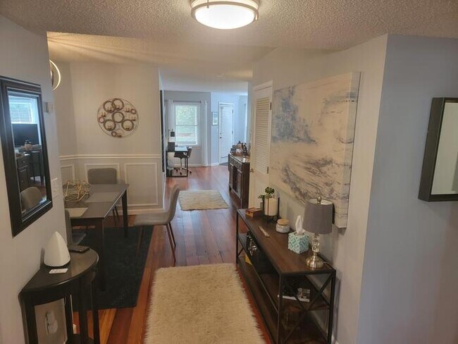 Building Photo - Furnished Condo