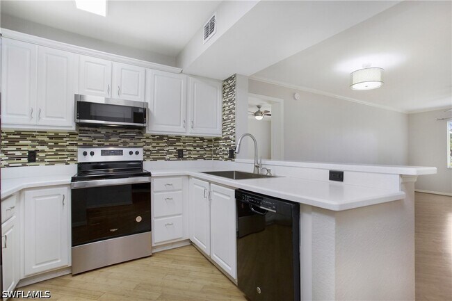 Foto del edificio - 8271 Key Royal Cir