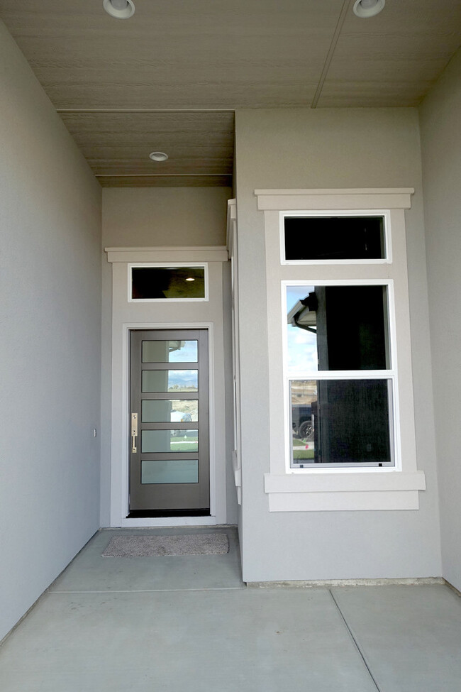 Building Photo - Newer 4-Bedroom Custom Home