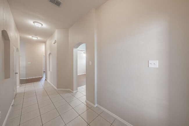Building Photo - 10124 Sourwood Dr