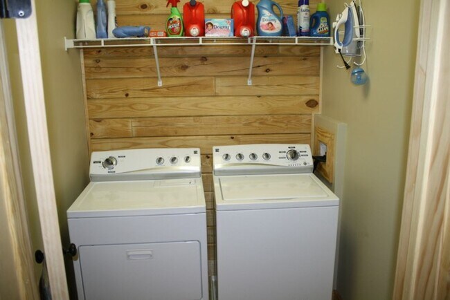 Foto del edificio - 6/1/2028 Move in - Student Housing 6 BR 3 Bath Log Cabin