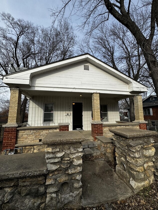 122 W Nickell Ave, Independence, MO 64050 House Rental in