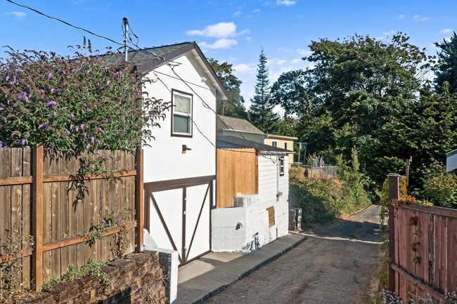 Foto del edificio - More than Meets the Eye at this Bremerton 1 Bedroom!