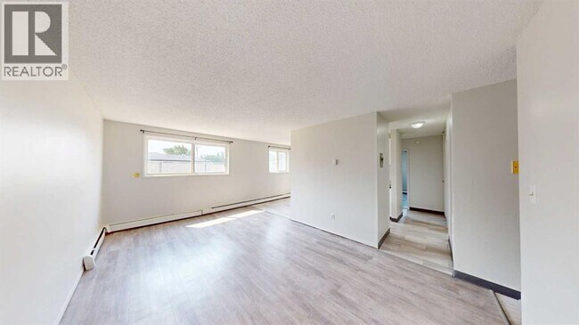 Photo du bâtiment - 9515-9100 100 Ave.