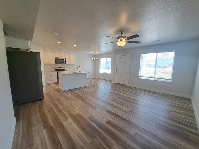 Building Photo - 998 N 20 E