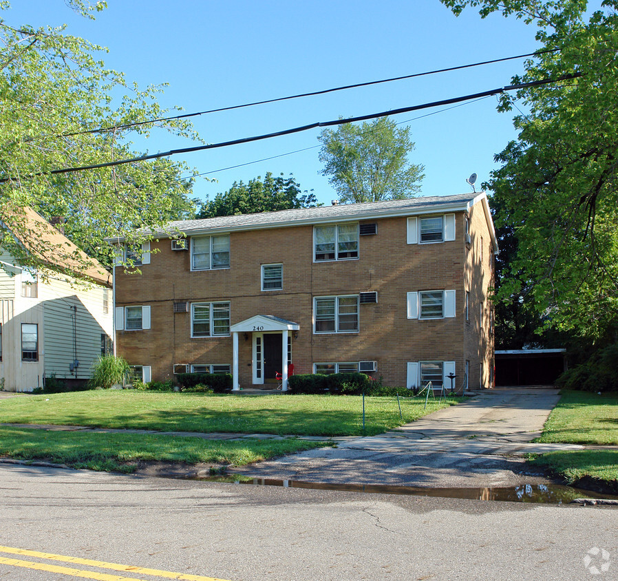 Building Photo - 240 Monroe St