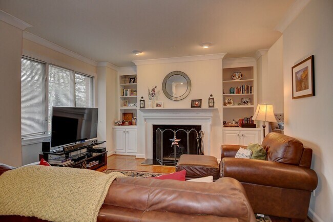 Building Photo - Spacious Condo in Ghent Square!