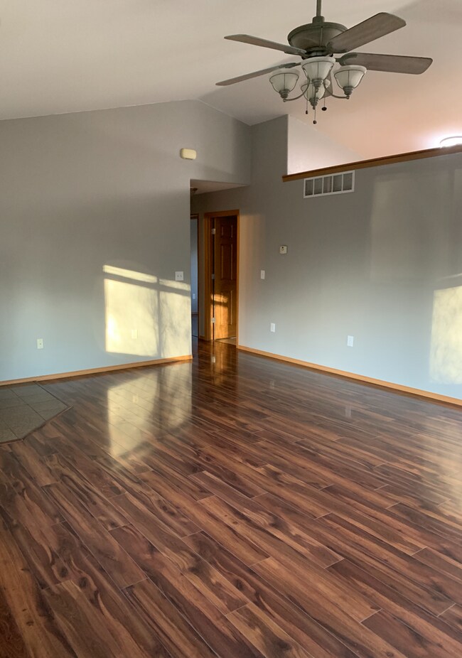 Building Photo - 3 bed/ 2 bath Ranch Style single family ho...