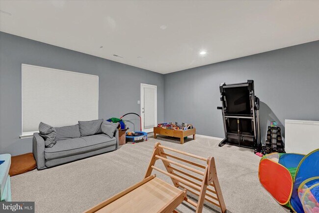 Foto del edificio - 7650 Lyndon Ct