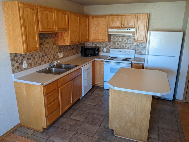 Building Photo - 3 bedroom 2 1/2 bathroom Condo near Russell