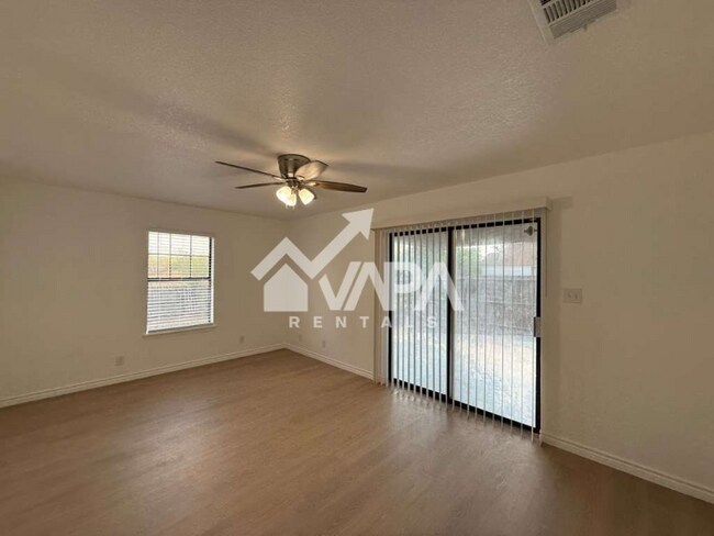 Foto del edificio - 8307 Maple Ridge Dr