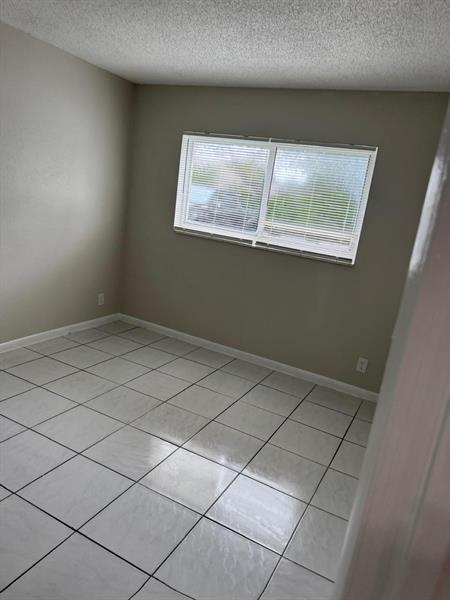 Foto del edificio - 2404 NW 39th Wy