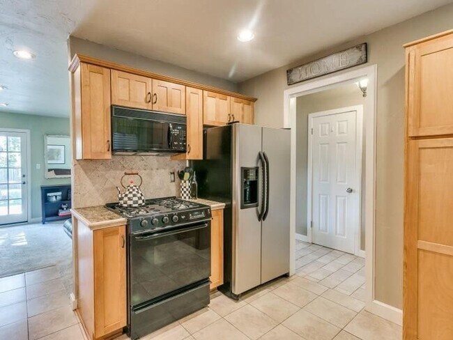 Building Photo - Charming 2 bedroom close to Highways, shop...