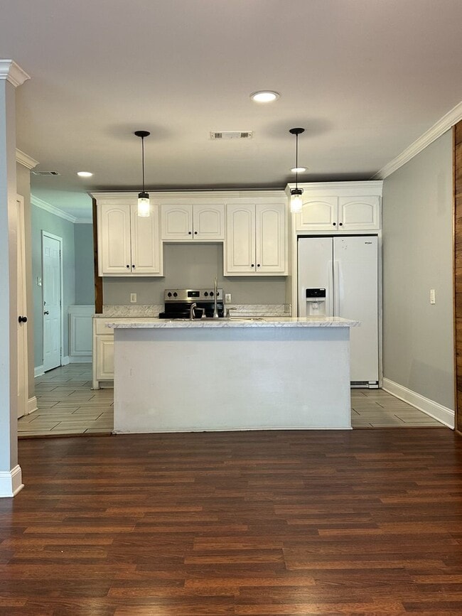 Building Photo - Nice Renovated 3 Bedroom Home in North Jac...