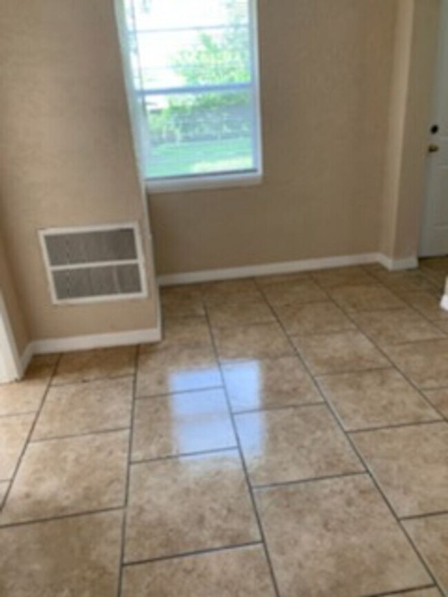 Building Photo - Three Bedroom One Bath