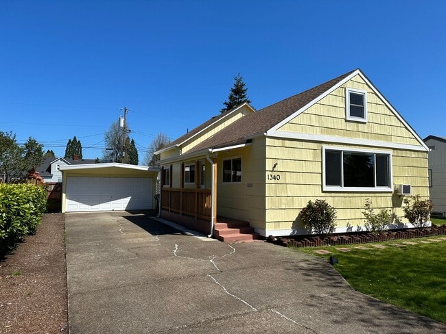Building Photo - Beautifully updated 3 bedroom 1 bath home ...