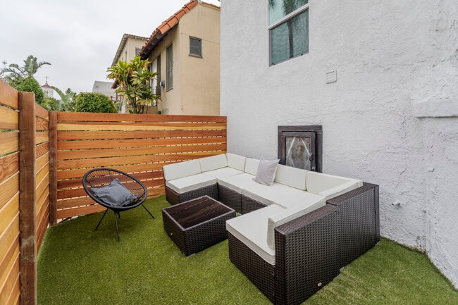 Building Photo - 329 N Alexandria Ave