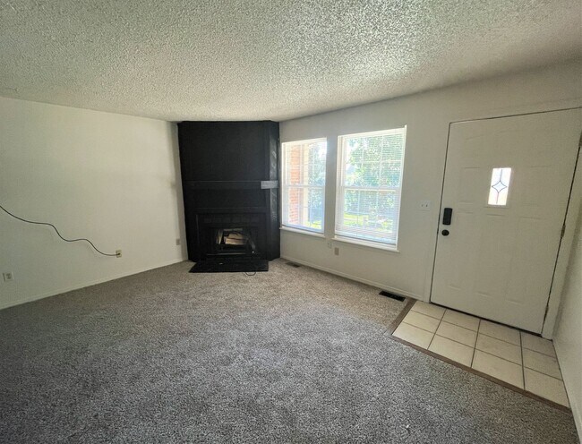 Building Photo - Nice 2 Bedroom 2 Bath Townhome Near Quincy...